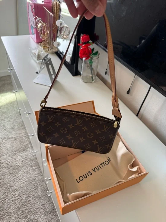 Louis Vuitton Pochette Accessoires Monogram Canvas in Brown and Natural Vachetta - Picture 4 of 9